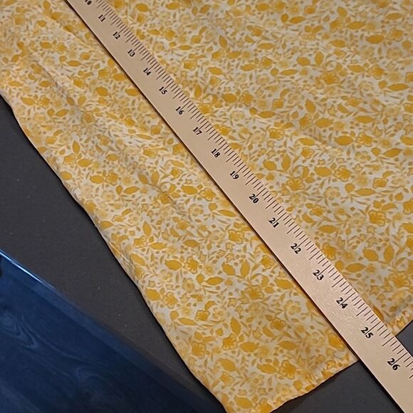 Kim Roger's sz M yellow flowers on cream background blouse - Picture 5 of 9